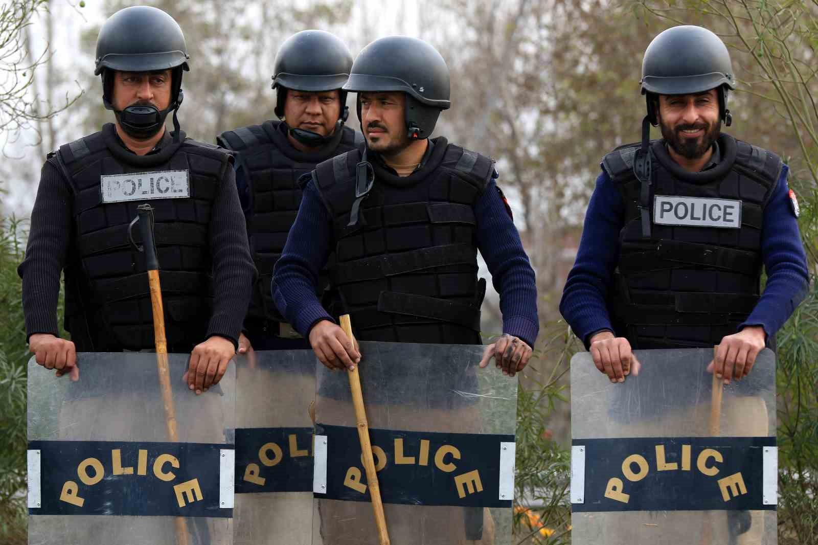PAKİSTAN'DA GENEL SEÇİMDE HİLE YAPILDIĞI İDDİASIYLA PROTESTOLARINA DEVAM EDEN ESKİ