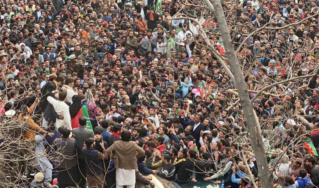 PAKİSTAN’DA IMRAN KHAN DESTEKÇİLERİ PROTESTOLARINI SÜRDÜRÜYOR