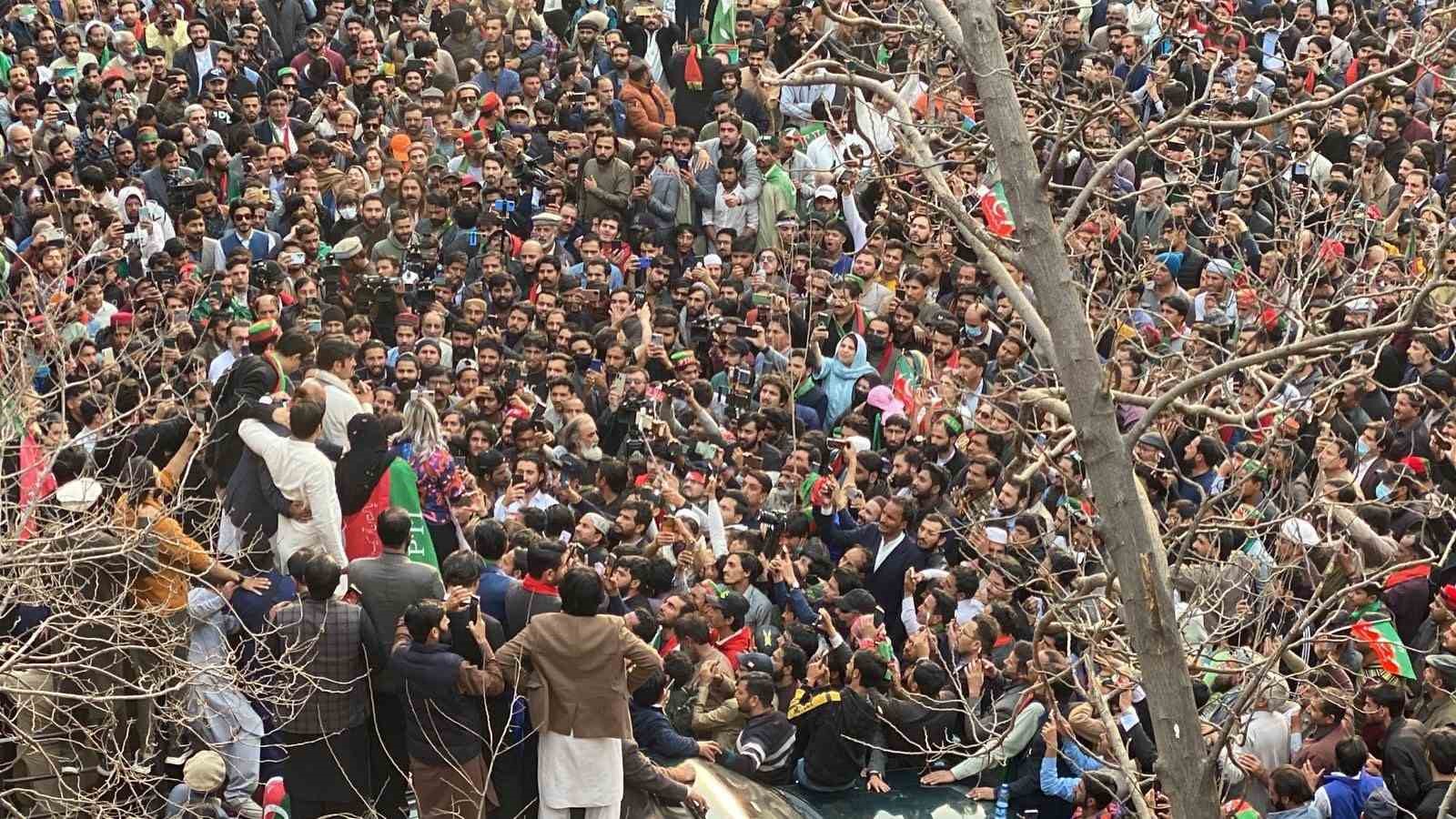 PAKİSTAN’DA IMRAN KHAN DESTEKÇİLERİ PROTESTOLARINI SÜRDÜRÜYOR