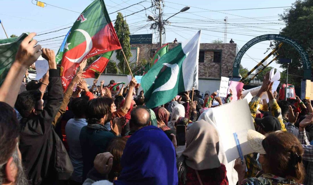 PAKİSTAN’DA IMRAN KHAN DESTEKÇİLERİ SEÇİMLERDE HİLE YAPILDIĞI İDDİASIYLA PROTESTO GÖSTERİSİ