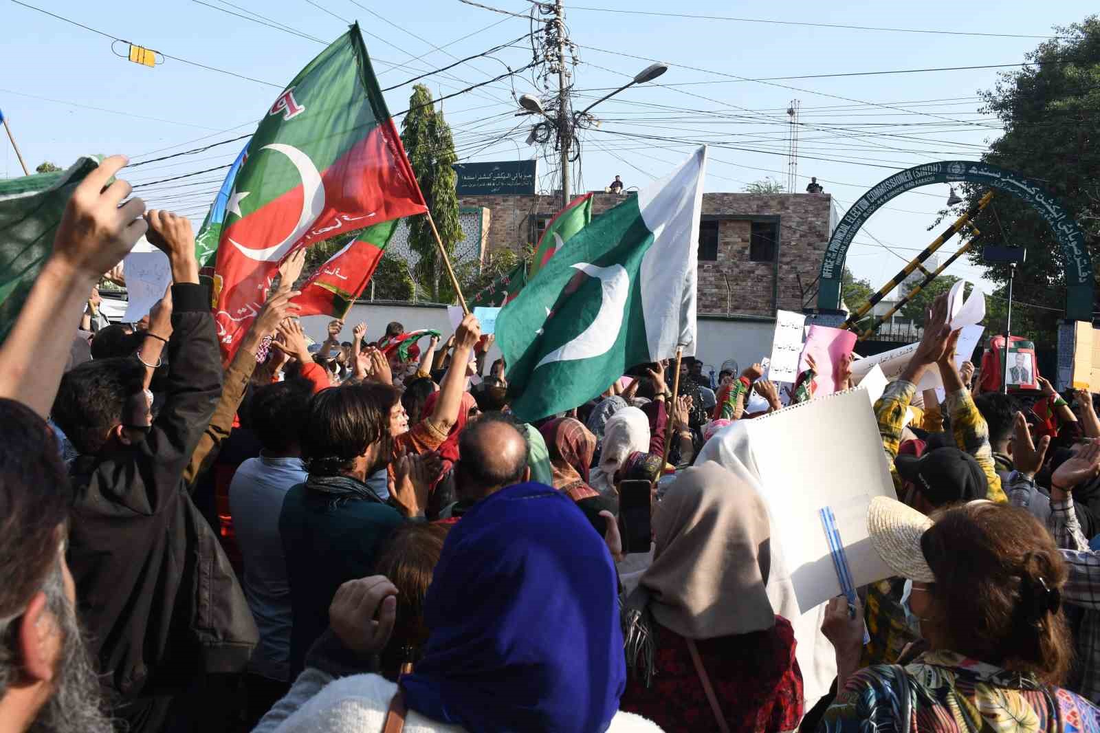PAKİSTAN’DA IMRAN KHAN DESTEKÇİLERİ SEÇİMLERDE HİLE YAPILDIĞI İDDİASIYLA PROTESTO GÖSTERİSİ