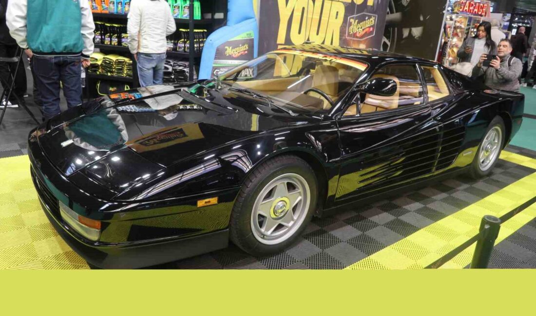 PARİS’TE AÇILAN SERGİDE KLASİK VE MODERN OTOMOBİLLERE BÜYÜK İLGİ