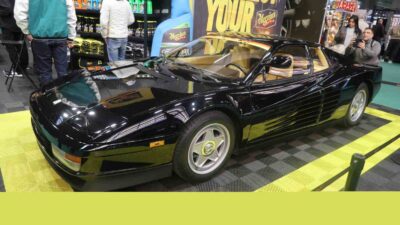 PARİS’TE AÇILAN SERGİDE KLASİK VE MODERN OTOMOBİLLERE BÜYÜK İLGİ