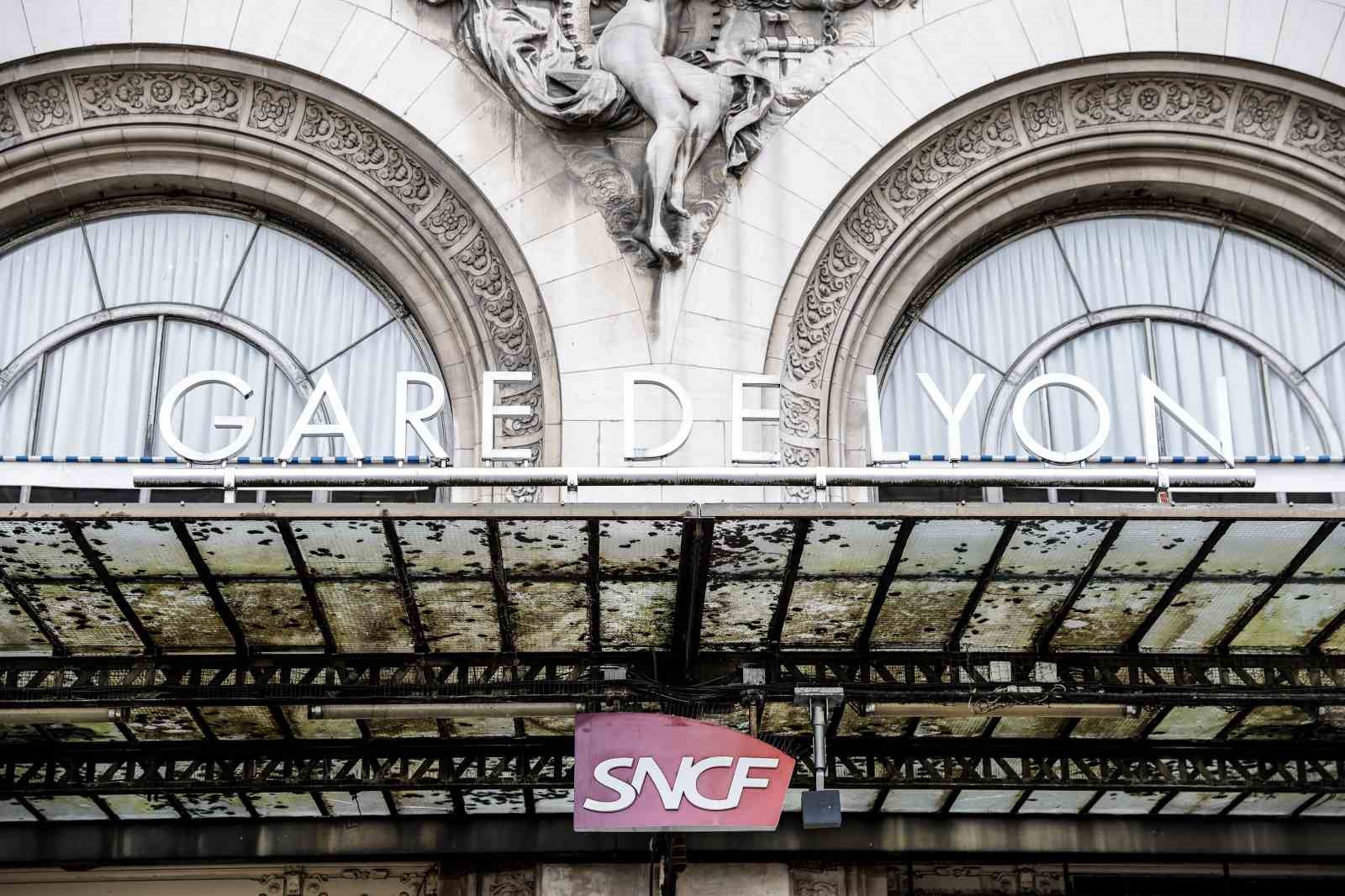 FRANSA'NIN BAŞKENTİ PARİS'TE BULUNAN ANA TREN İSTASYONU GARE DE LYON’DA