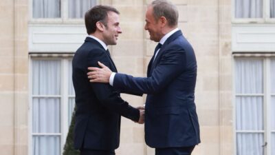 POLONYA BAŞBAKANI TUSK İLE FRANSA CUMHURBAŞKANI MACRON PARİS’TE BİR ARAYA