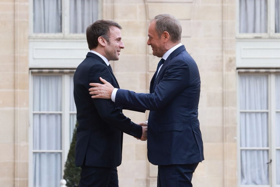 POLONYA BAŞBAKANI TUSK İLE FRANSA CUMHURBAŞKANI MACRON PARİS’TE BİR ARAYA