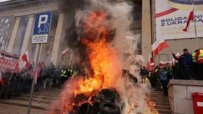 POLONYA'DA AVRUPA BİRLİĞİ'NİN (AB) TARIM POLİTİKALARINA TEPKİ GÖSTEREN ÇİFTÇİLER, TRAKTÖRLERİYLE