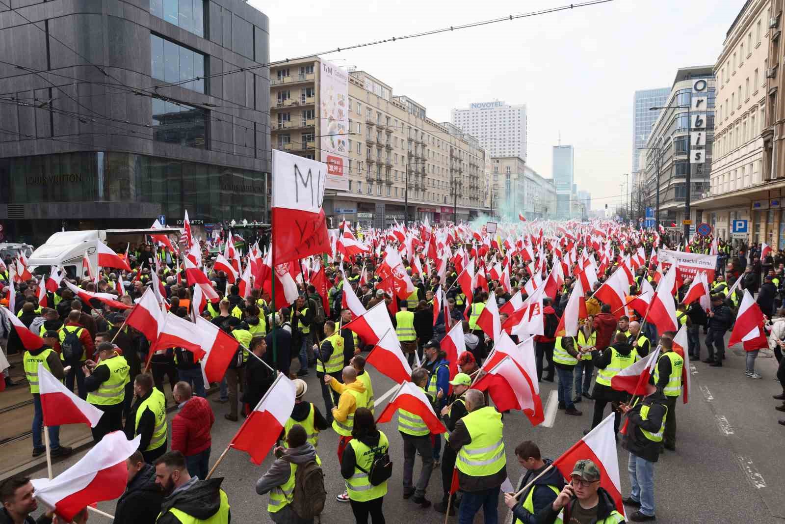 Polonya’da çiftçiler, Avrupa Birliği’nin (AB) tarım politikalarını ve Ukrayna’dan tarım