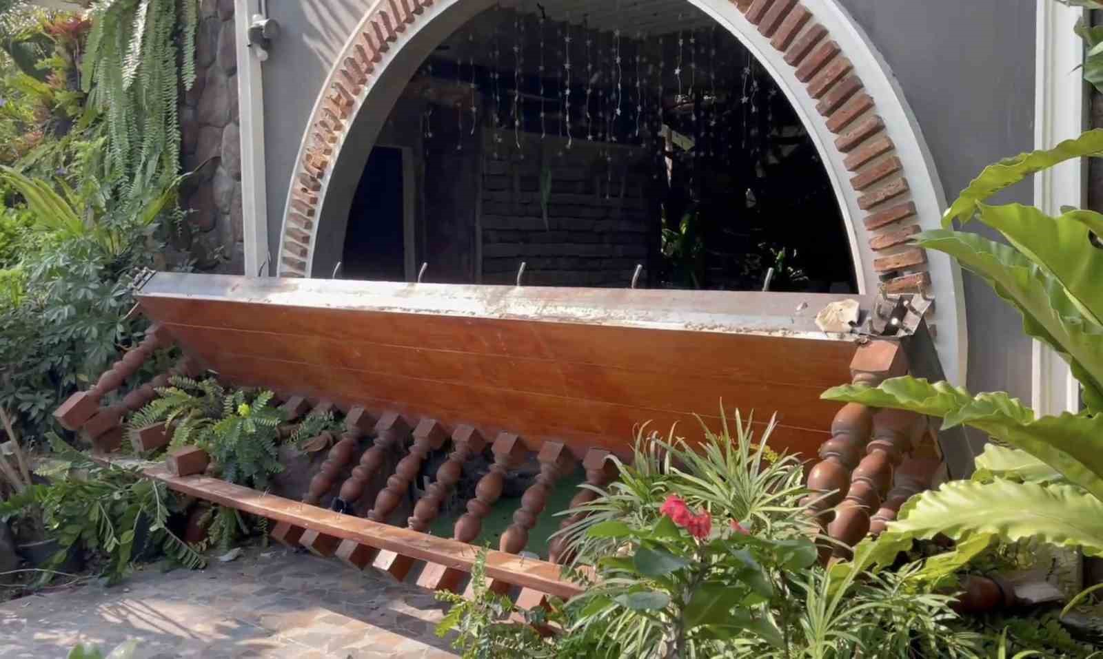 POZ VERDİKLERİ SIRADA BALKON ÇÖKTÜ: 13 YARALI