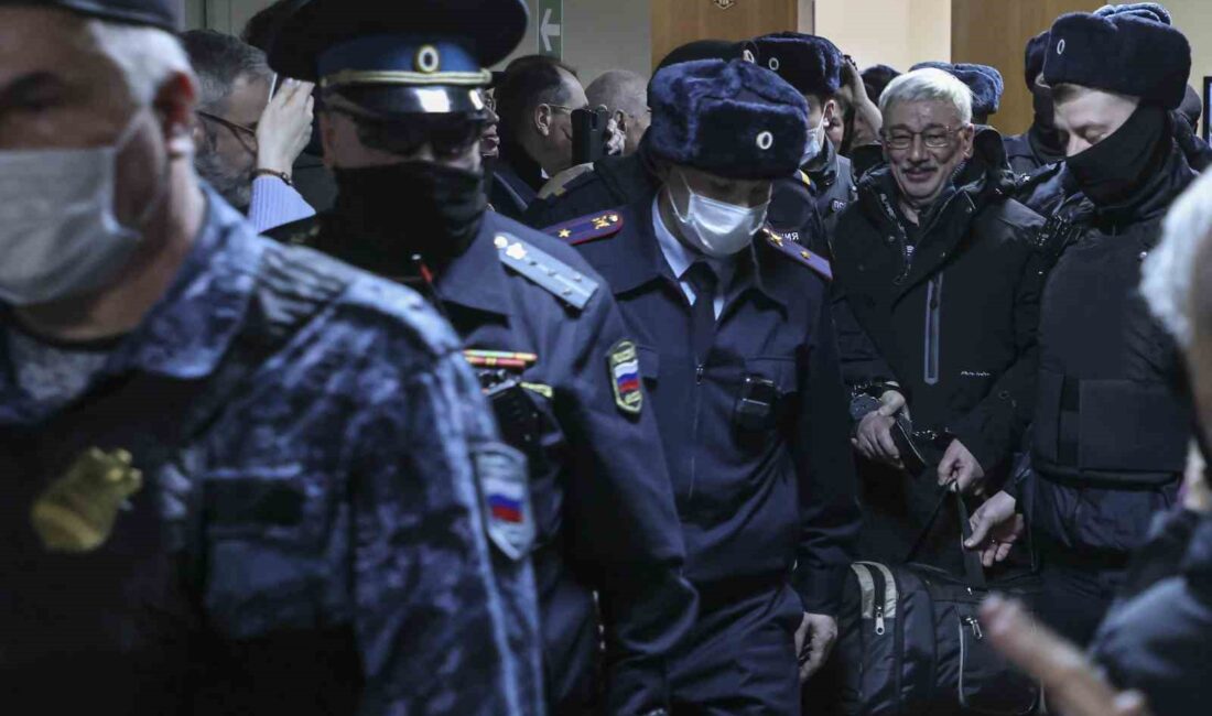 RUSYA’DA ORDUYU İTİBARSIZLAŞTIRMAKTAN SUÇLU BULUNAN İNSAN HAKLARI AKTİVİSTİ OLEG ORLOV,