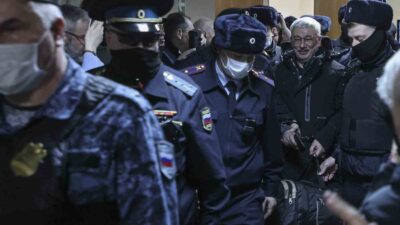 RUSYA’DA ORDUYU İTİBARSIZLAŞTIRMAKTAN SUÇLU BULUNAN İNSAN HAKLARI AKTİVİSTİ OLEG ORLOV,