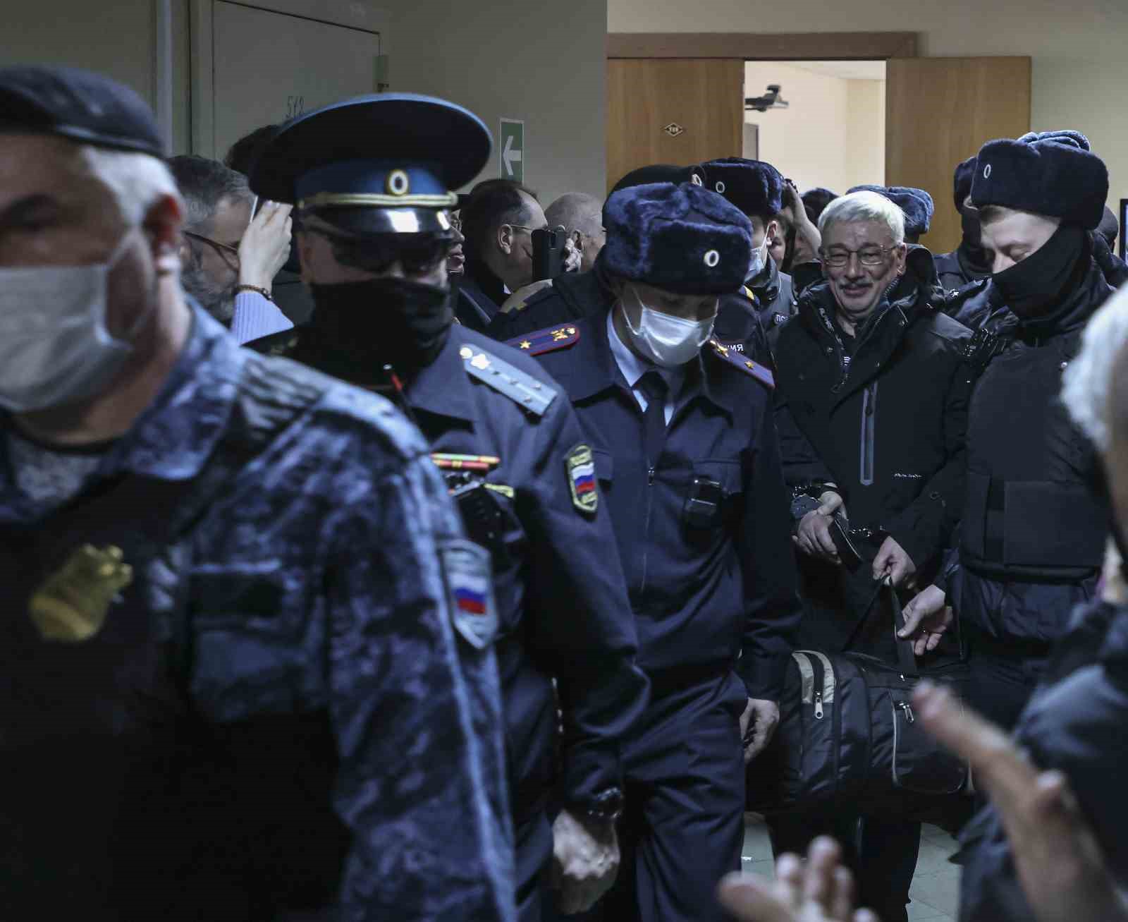 RUSYA’DA ORDUYU İTİBARSIZLAŞTIRMAKTAN SUÇLU BULUNAN İNSAN HAKLARI AKTİVİSTİ OLEG ORLOV,