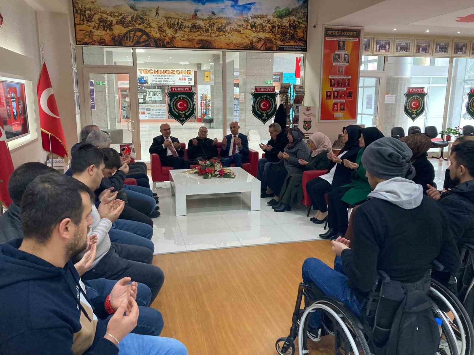 ŞEHİTLER İÇİN DUA ETTİLER