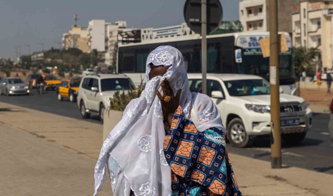 SENEGAL’DE CUMHURBAŞKANLIĞI SEÇİMLERİNİN ERTELENMESİ NEDENİYLE SOKAKLAR KARIŞTI