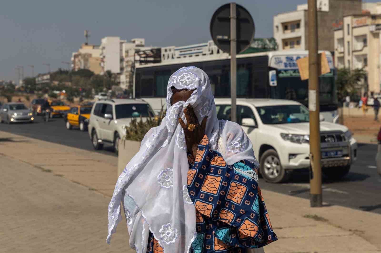 SENEGAL’DE CUMHURBAŞKANLIĞI SEÇİMLERİNİN ERTELENMESİ NEDENİYLE SOKAKLAR KARIŞTI