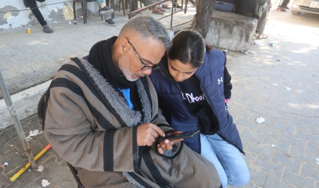 GAZZE’DE İNTERNETE BAĞLANARAK SEVDİKLERİYLE İLETİŞİM KURMAK İSTEYEN FİLİSTİNLİLER İNTERNET KAFENİN