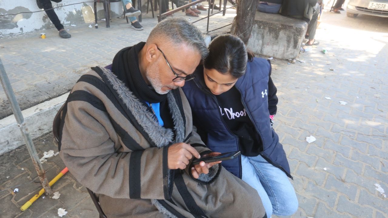 GAZZE’DE İNTERNETE BAĞLANARAK SEVDİKLERİYLE İLETİŞİM KURMAK İSTEYEN FİLİSTİNLİLER İNTERNET KAFENİN