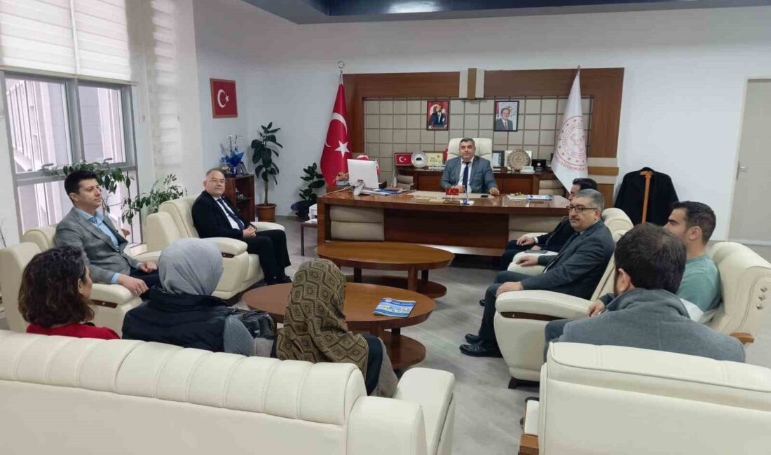 Atatürk Anadolu Lisesi idareci ve öğretmenleri İl Milli Eğitim Müdürü