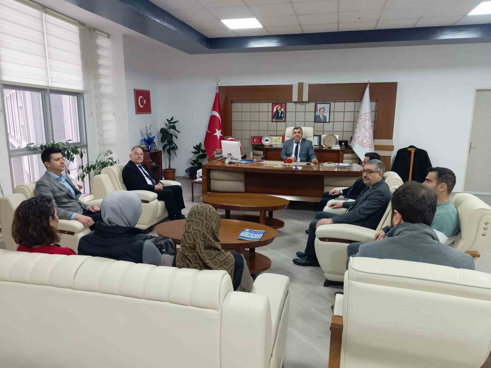Atatürk Anadolu Lisesi idareci ve öğretmenleri İl Milli Eğitim Müdürü