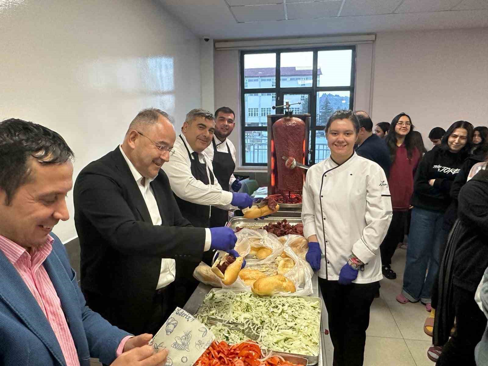 MÜDÜR SÜNNETCİ, ÖĞRENCİLERE DÖNER İKRAM ETTİ