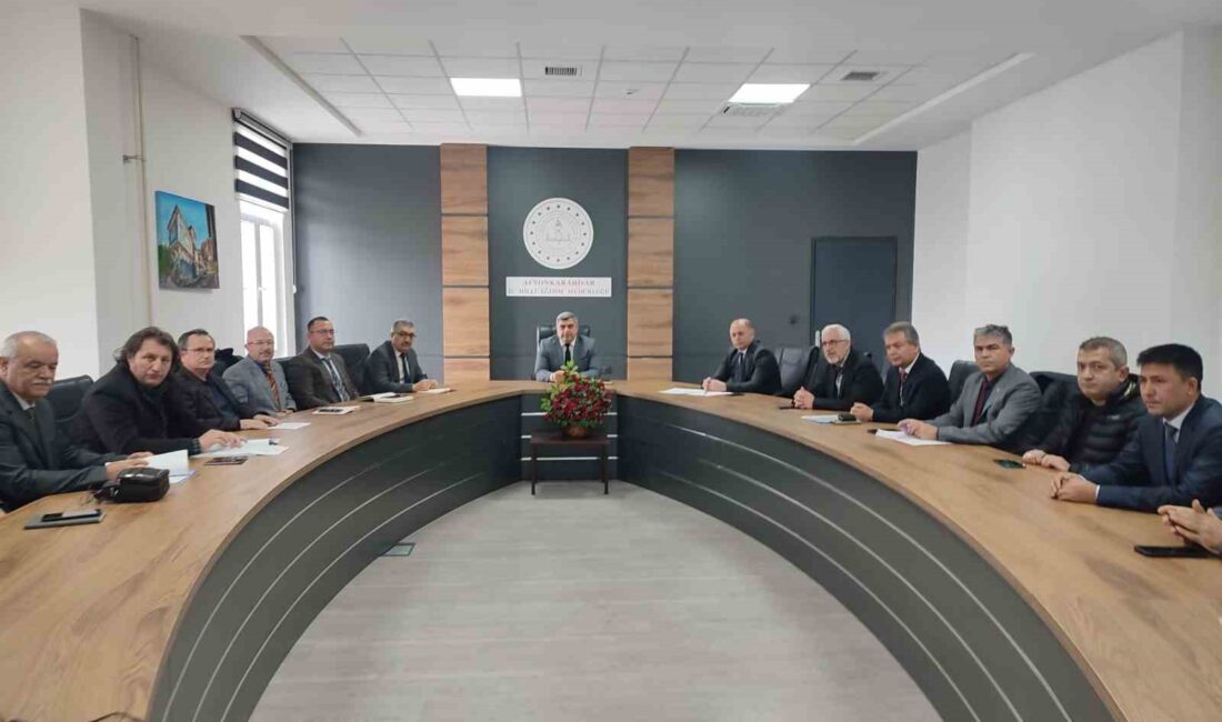 MÜDÜR SÜNNETCİ, SPOR SALONU OLAN OKUL MÜDÜRLERİ İLE GÖRÜŞTÜ