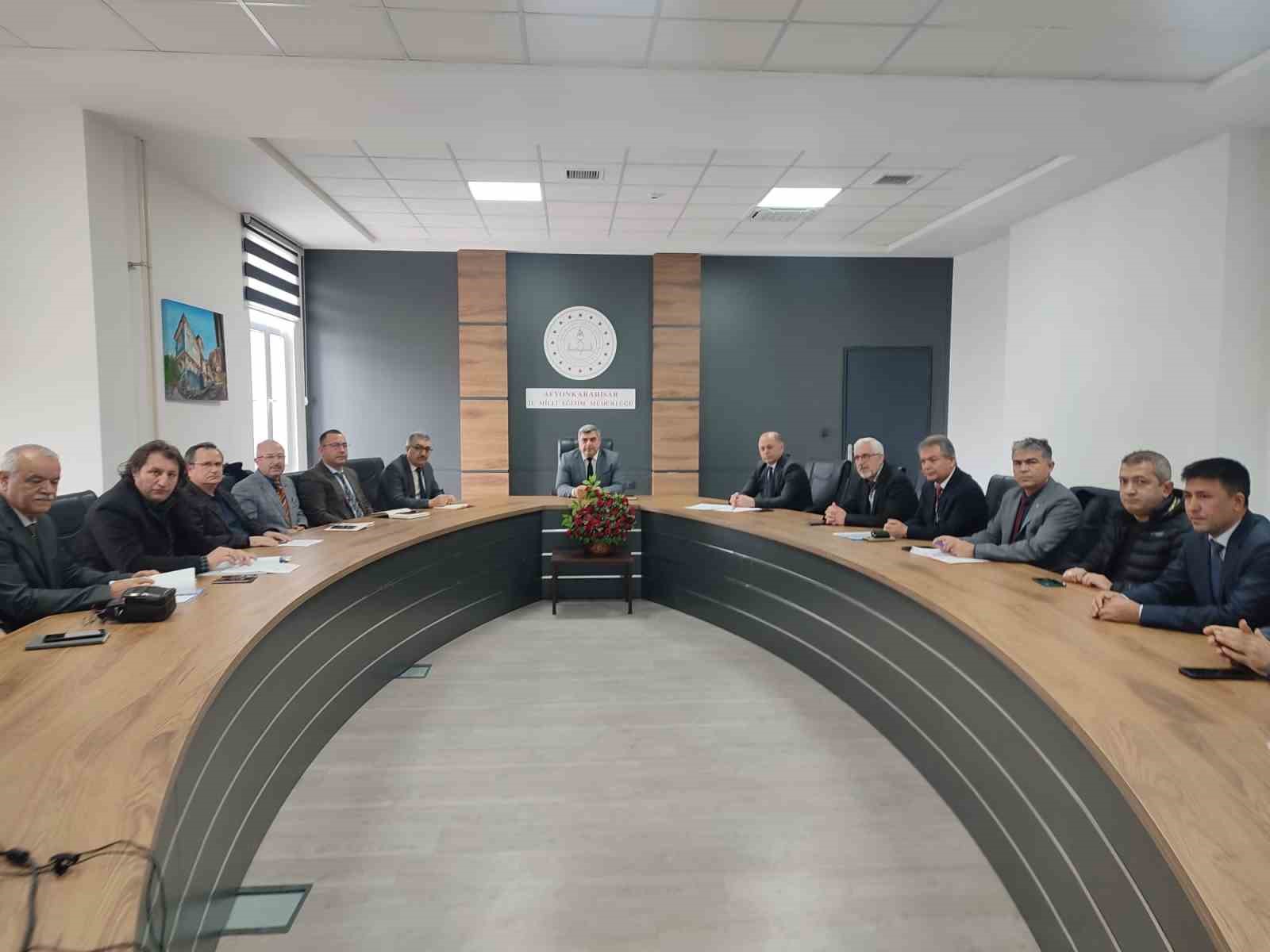 MÜDÜR SÜNNETCİ, SPOR SALONU OLAN OKUL MÜDÜRLERİ İLE GÖRÜŞTÜ
