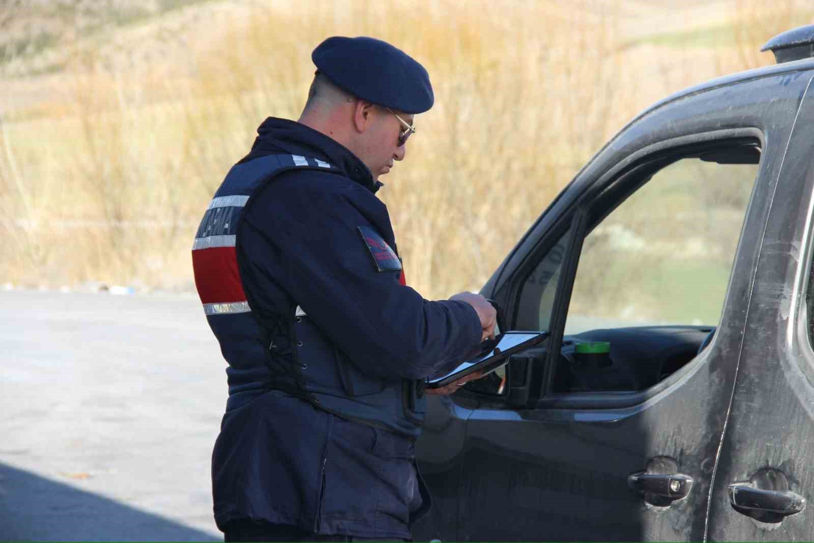 AFYONKARAHİSAR’IN BOLVADİN İLÇESİNDE JANDARMA EKİPLERİ TARAFINDAN SÜRÜCÜLERE YÖNELİK DRON DESTEKLİ