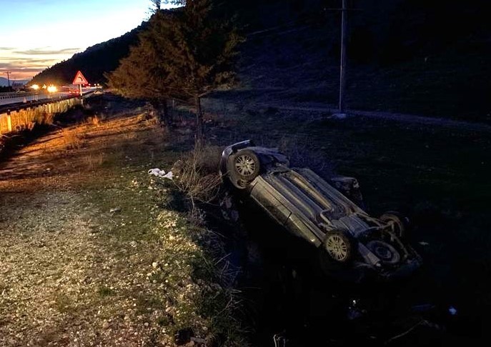 AFYONKARAHİSAR’DA KONTROLDEN ÇIKARAK TAKLA ATIP ŞARAMPOLE GİREN OTOMOBİLDE 2 KİŞİ