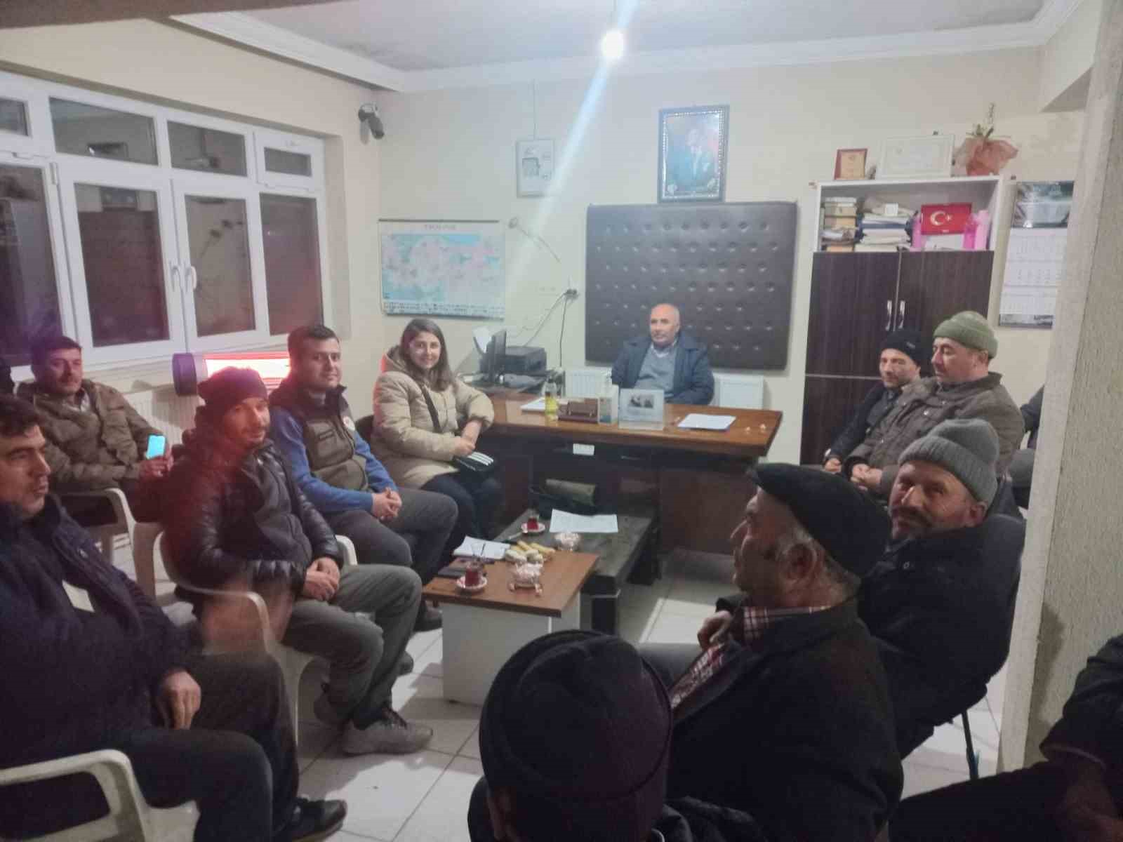 TARIM VE ORMAN MÜDÜRLÜĞÜ EKİPLERİ ÜRETİCİLERİ GECE BİLGİLENDİRDİ