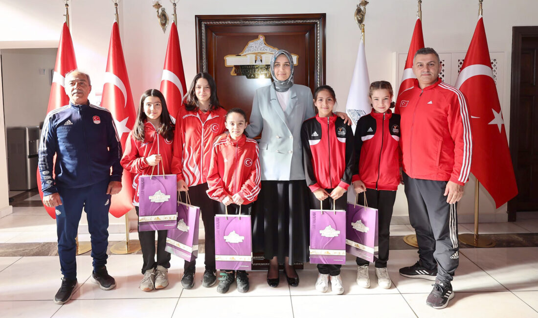 Türkiye Şampiyonu olan Taşoluk Güreş Takımı sporcularını ağırlayan Vali Doç.