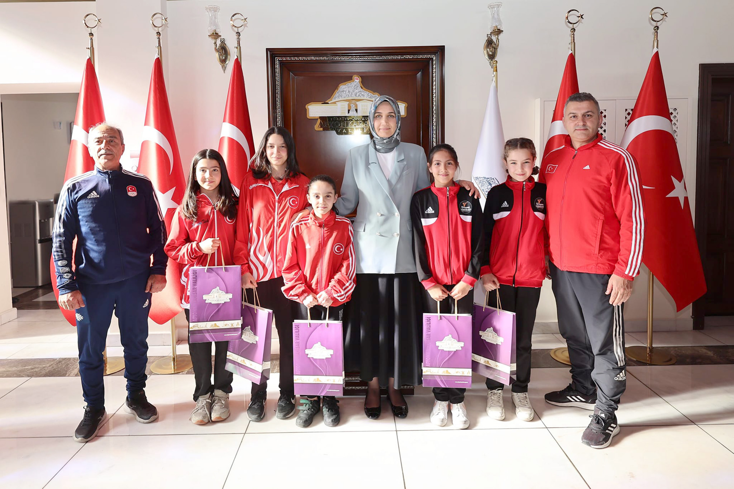 Türkiye Şampiyonu olan Taşoluk Güreş Takımı sporcularını ağırlayan Vali Doç.