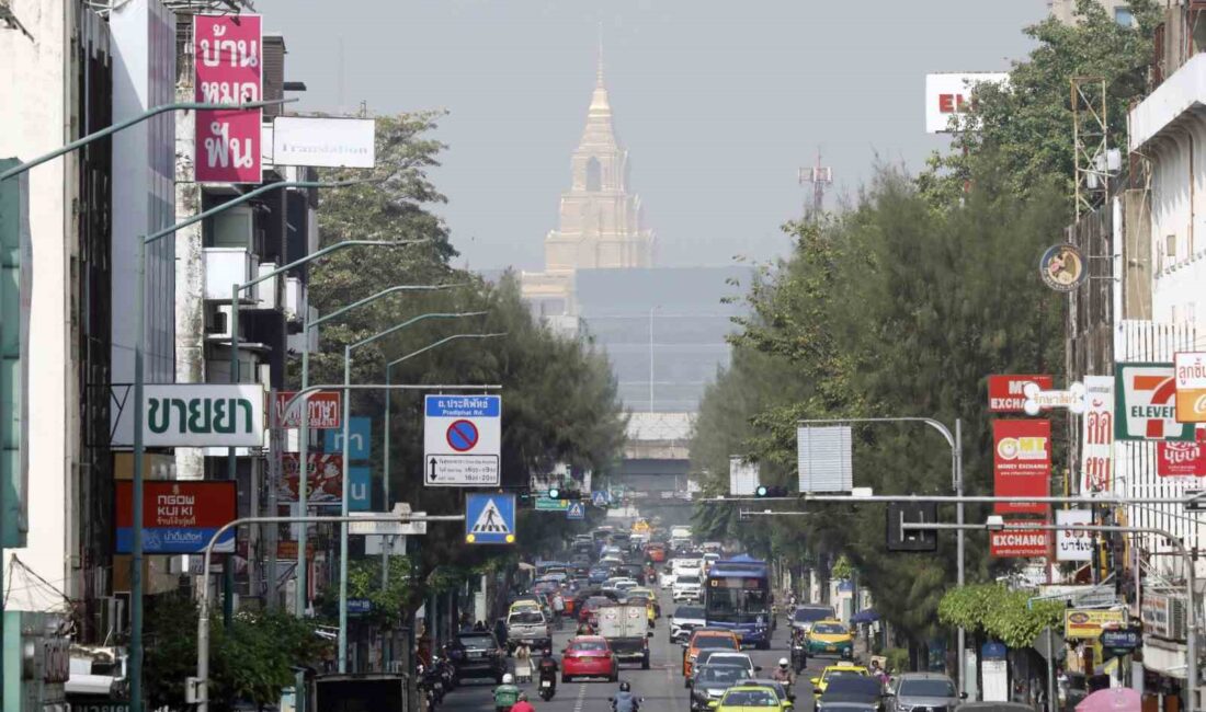 TAYLAND’DA, HAVA KİRLİLİĞİNİN ARTMASI NEDENİYLE BAŞKENT BANGKOK’TAKİ BELEDİYE ÇALIŞANLARINA 2