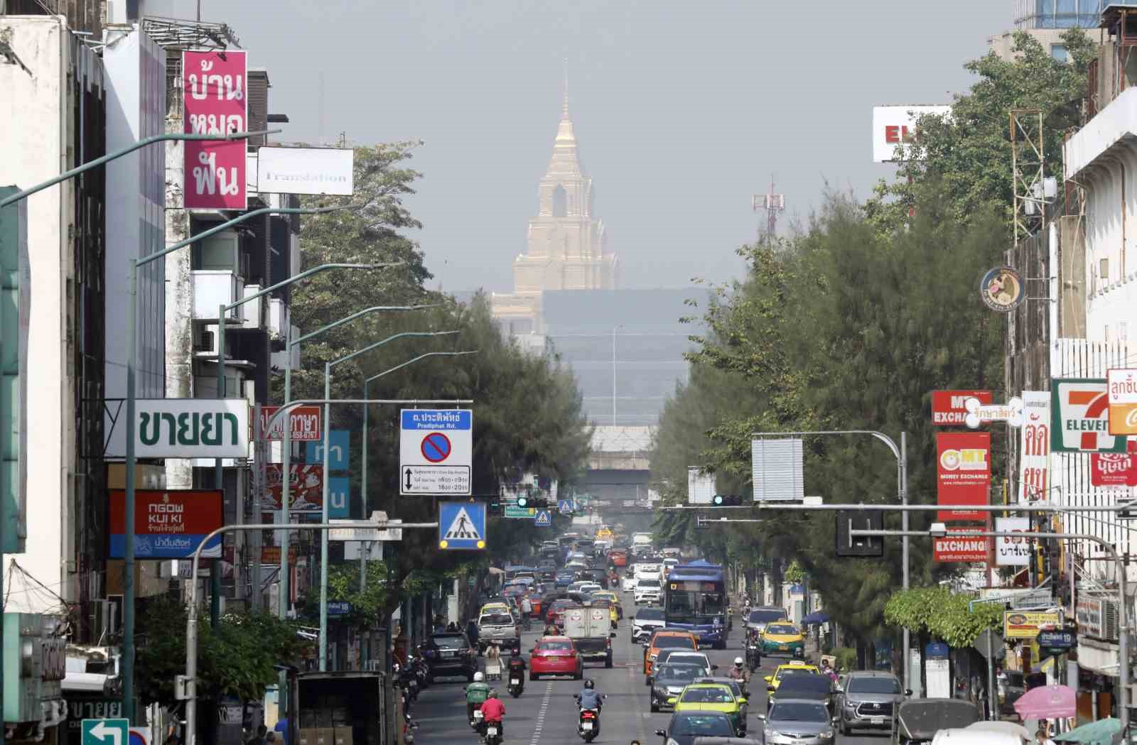 TAYLAND’DA, HAVA KİRLİLİĞİNİN ARTMASI NEDENİYLE BAŞKENT BANGKOK’TAKİ BELEDİYE ÇALIŞANLARINA 2