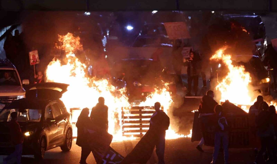 TEL AVİV’DE ESİR YAKINLARI ATEŞ YAKARAK OTOYOLU KAPATTI