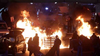 TEL AVİV’DE ESİR YAKINLARI ATEŞ YAKARAK OTOYOLU KAPATTI