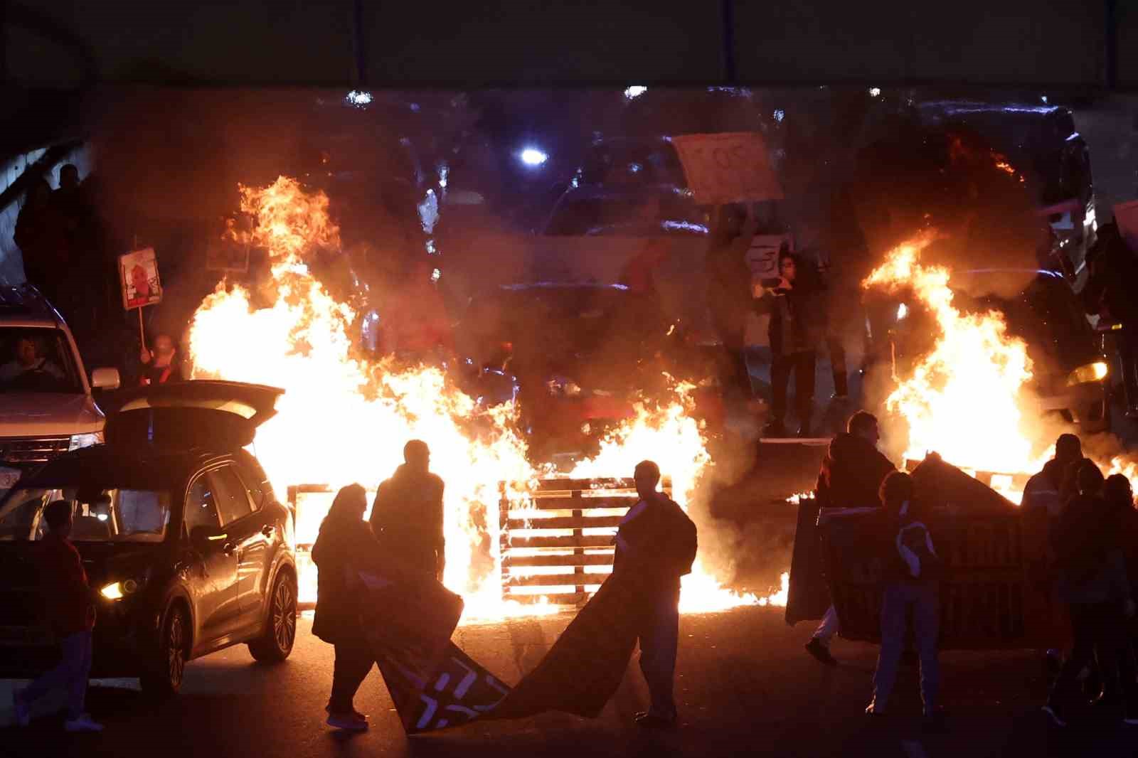 TEL AVİV’DE ESİR YAKINLARI ATEŞ YAKARAK OTOYOLU KAPATTI