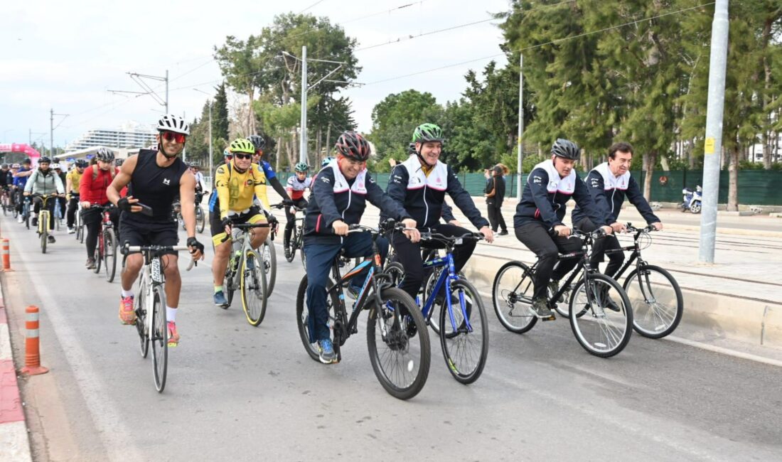 Cumhur İttifakı’nın Antalya Büyükşehir Belediye Başkan adayı Hakan Tütüncü, Tour