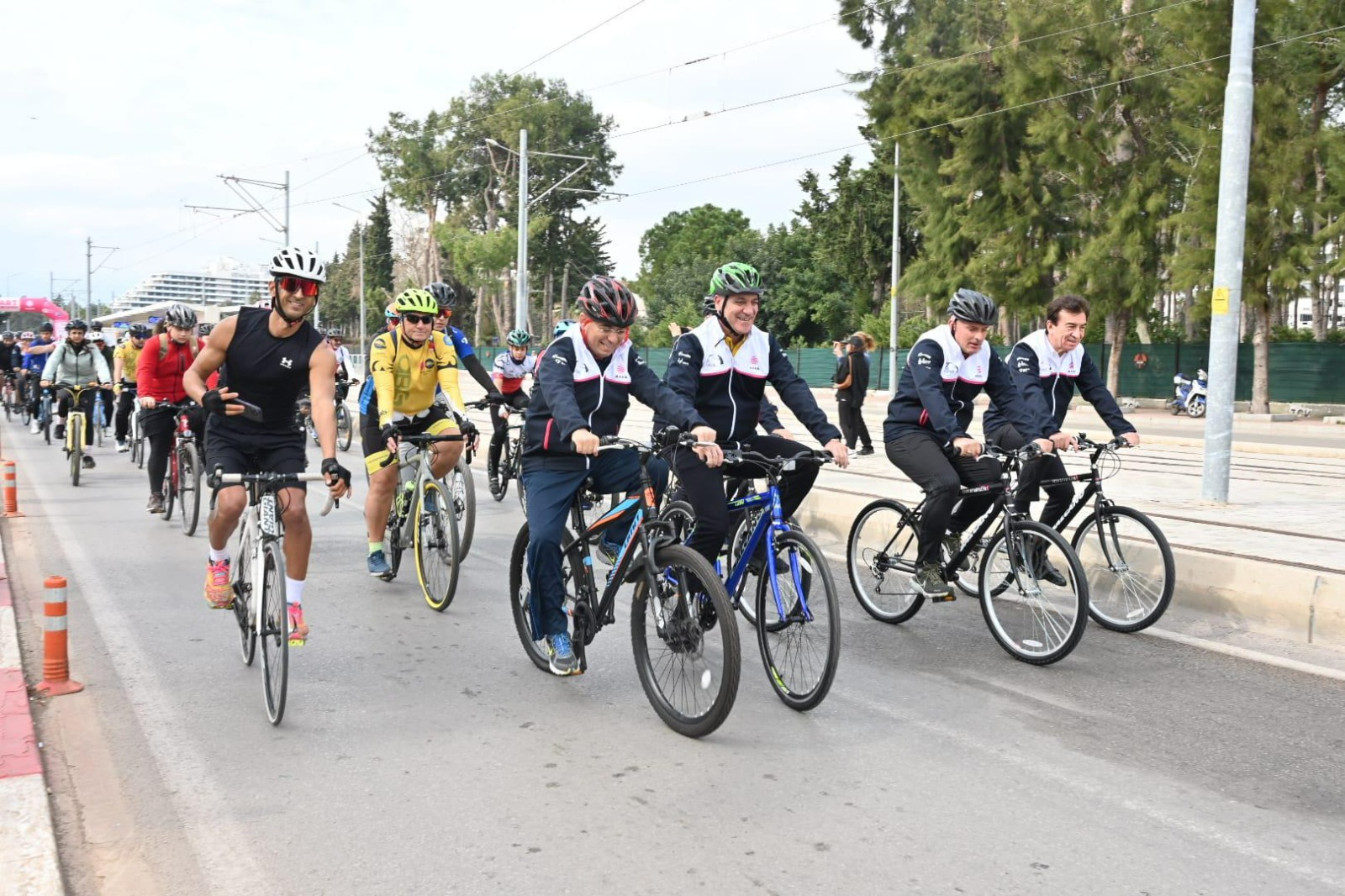 Cumhur İttifakı’nın Antalya Büyükşehir Belediye Başkan adayı Hakan Tütüncü, Tour
