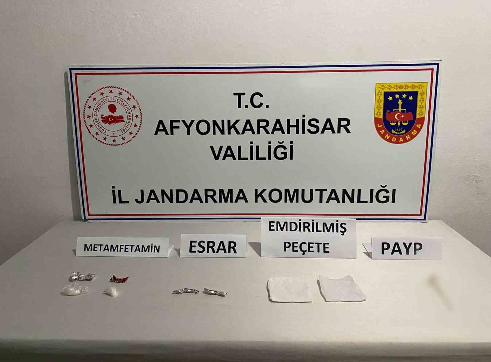 AFYONKARAHİSAR’DA UYUŞTURUCU SATTIKLARI İDDİA EDİLEN 2 ŞAHIS JANDARMANIN TAKİBİ SONRASI