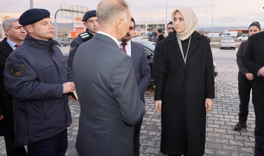 Afyonkarahisar’da bir tesisin asma tavanının çökmesi sonucu 11 kişi yaralandı.