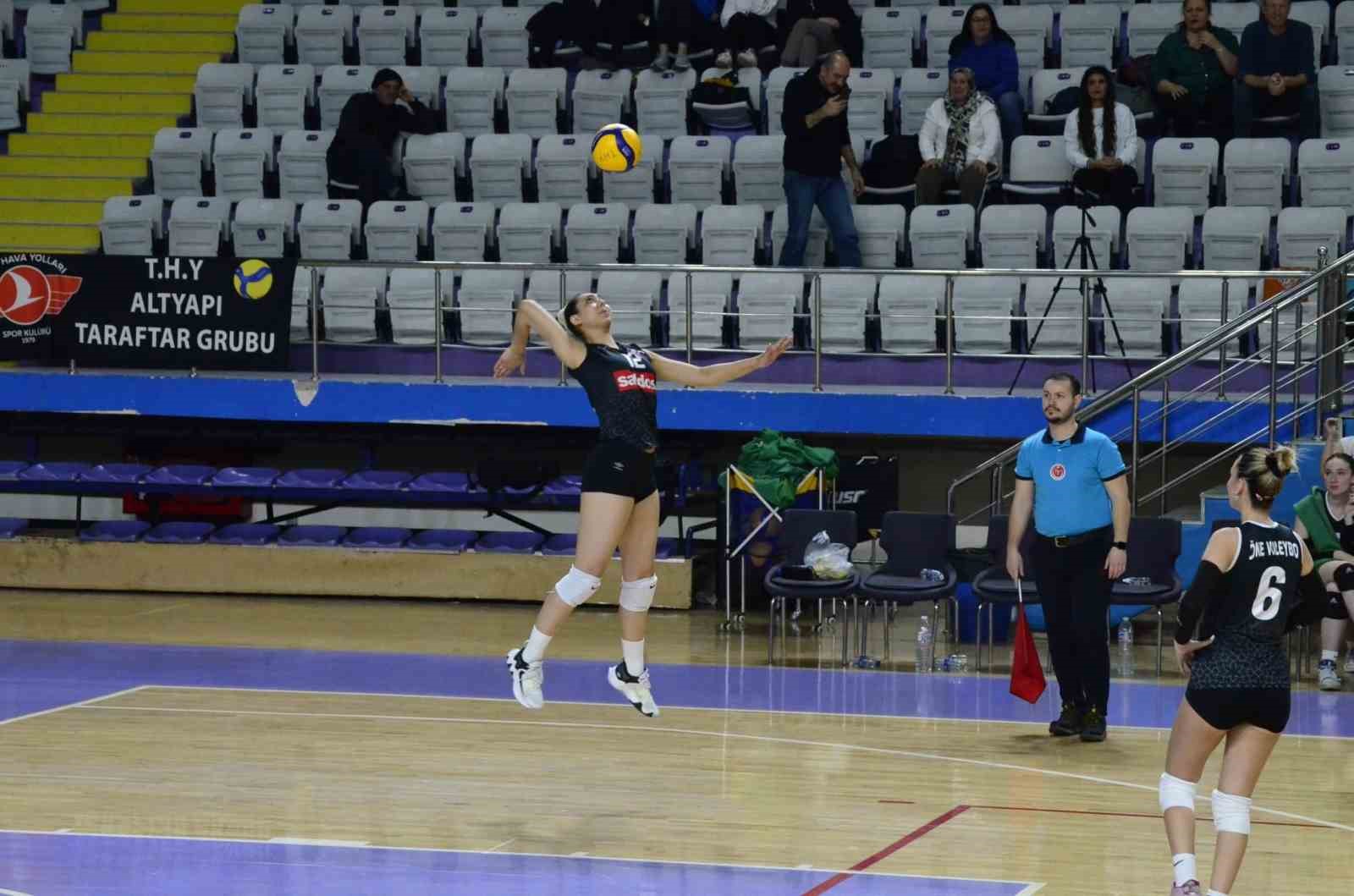 AFYONKARAHİSAR PROF. DR. VEYSEL EROĞLU SPOR SALONUNDA DÜZENLENEN VOLEYBOL 2.LİG