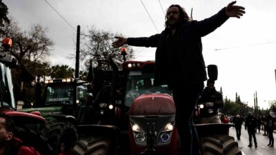 YUNANİSTAN’DA ÇİFTÇİLER YENİDEN SOKAKTA