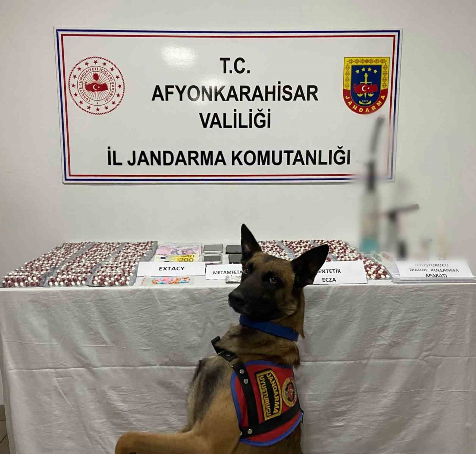 Afyonkarahisar’da şüpheli 4 şahısın ev ve işyerlerinde yapılan baskında binlerce