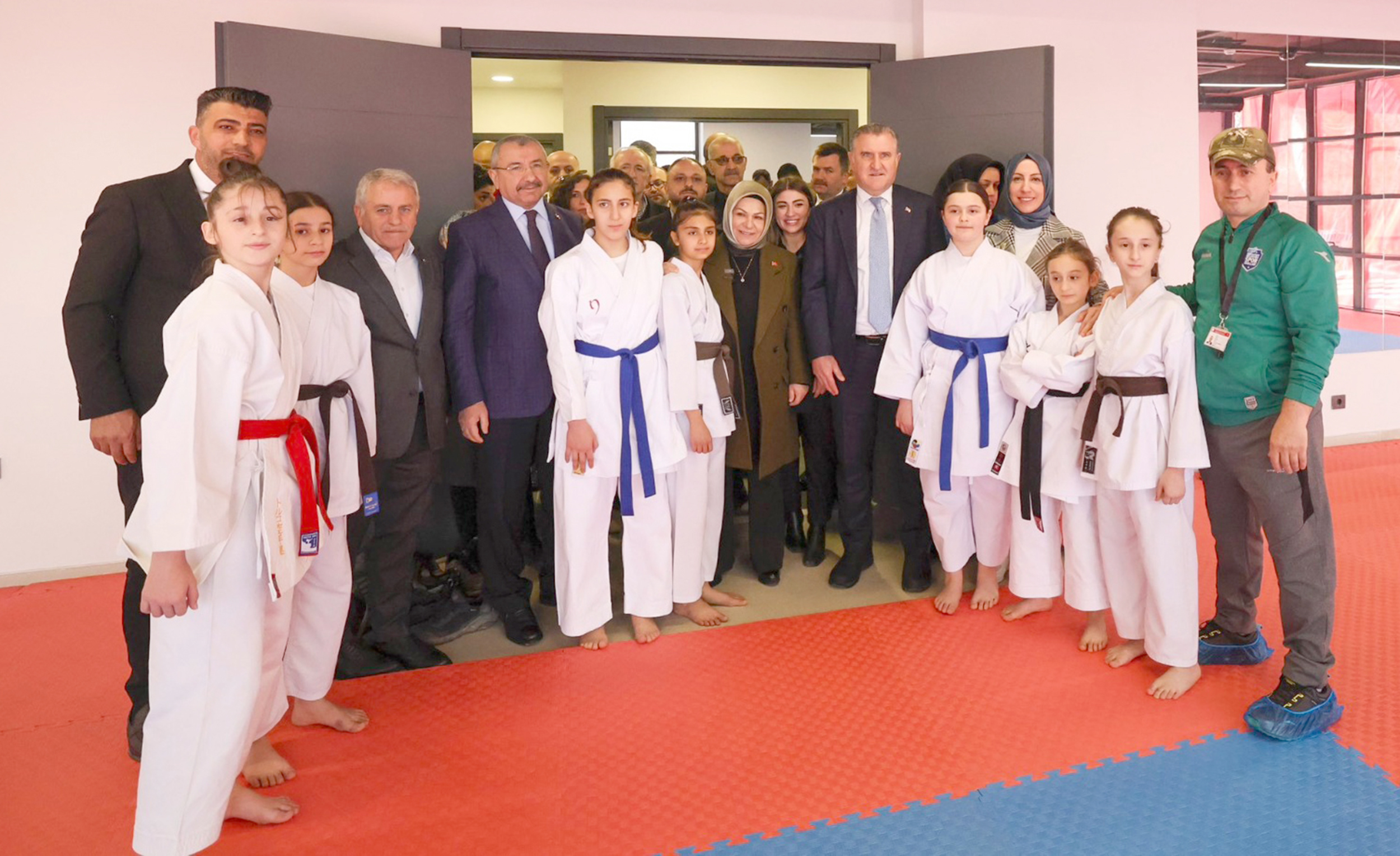 Gençlik ve Spor Bakanı Osman Aşkın Bak, sazı tesislerin açılış