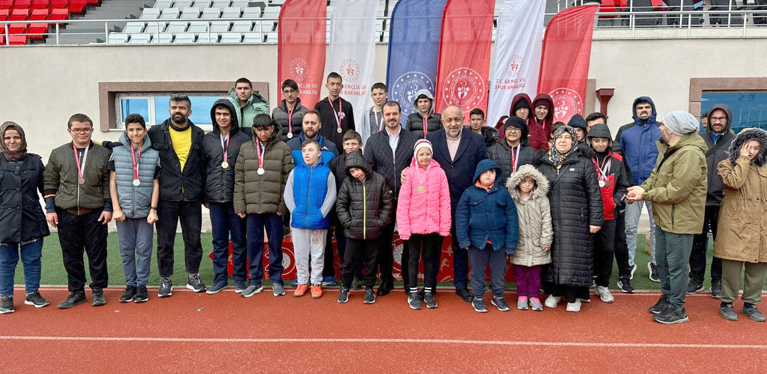 Afyonkarahisar’da Okul Sporları faaliyet programı kapsamında düzenlenen özel sporcular genç
