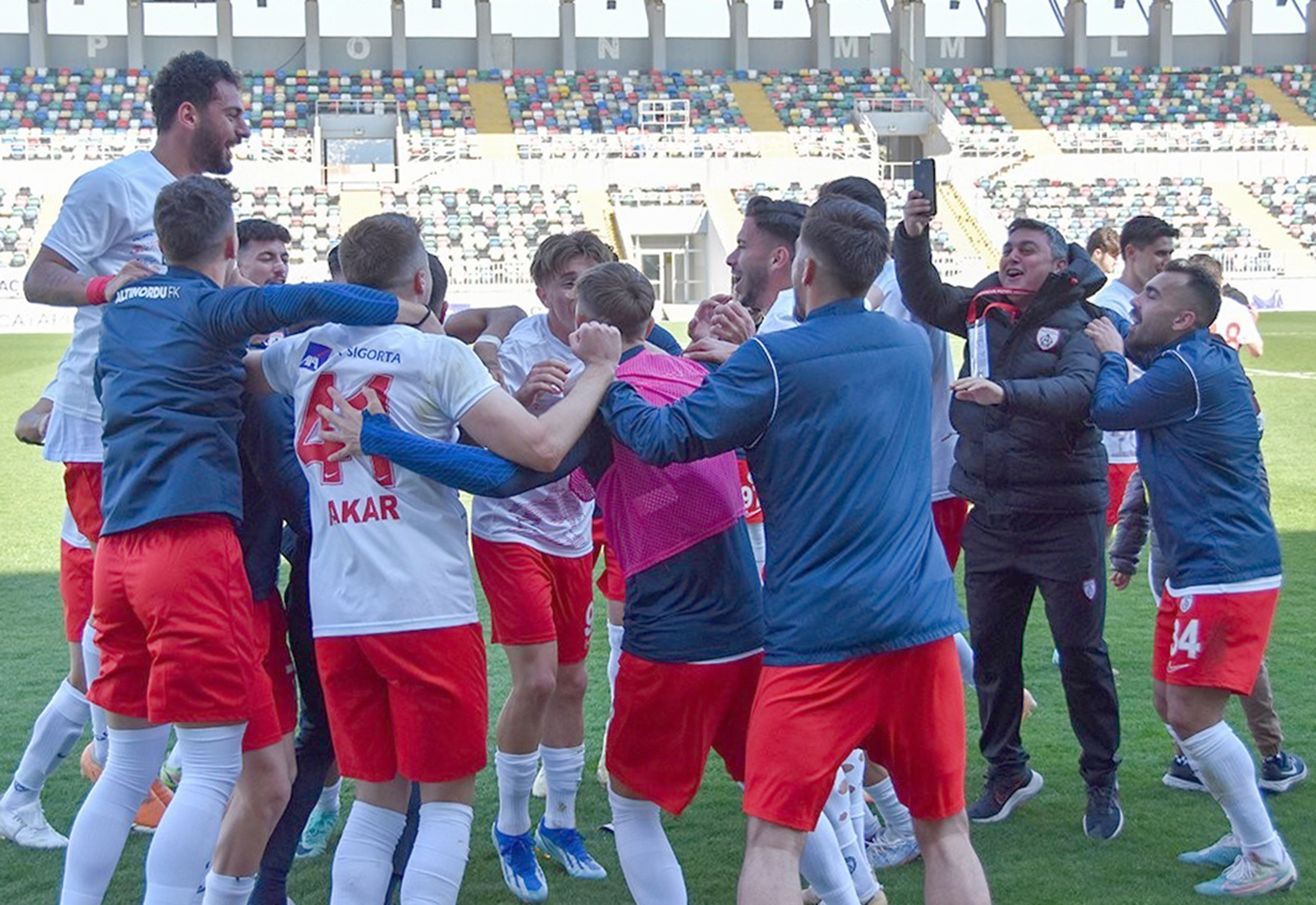 Afyonspor’un mücadele verdiği TFF 2.Lig Beyaz Grup’ta haftalardır düşme potasına