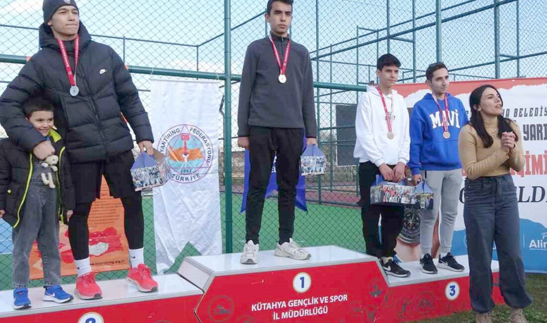 Kütahya’da düzenlenen Çanakkale Zaferi Şehitlerini Anma Oryantiring Yarışı’nda sporcular, hedefi