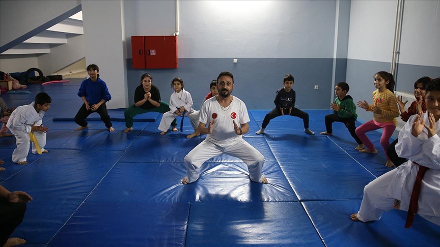 Hatay’ın İskenderun ilçesinde gündüz konteyner kentte idarecilik yapan karate antrenörü