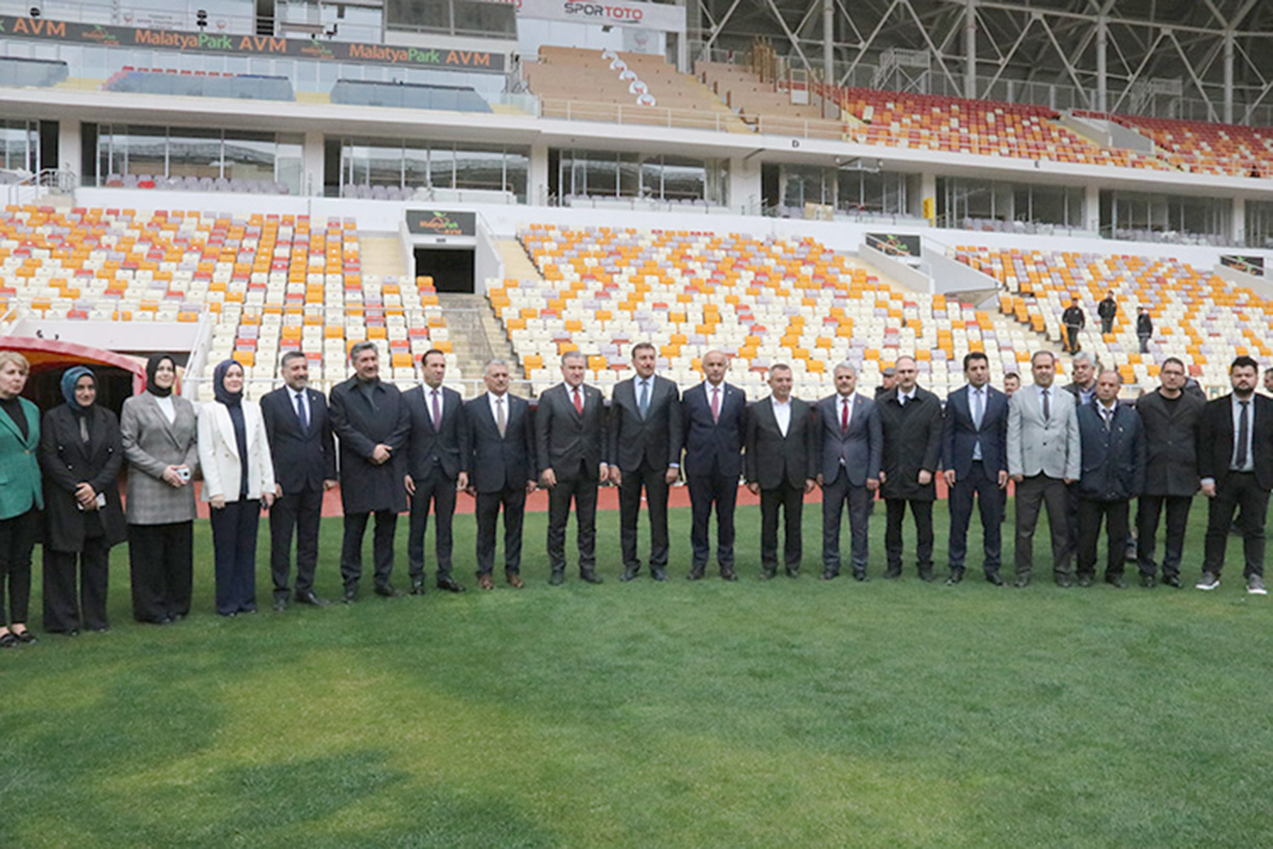 Gençlik ve Spor Bakanı Osman Aşkın Bak, Yeni Malatya Stadyumu’nda