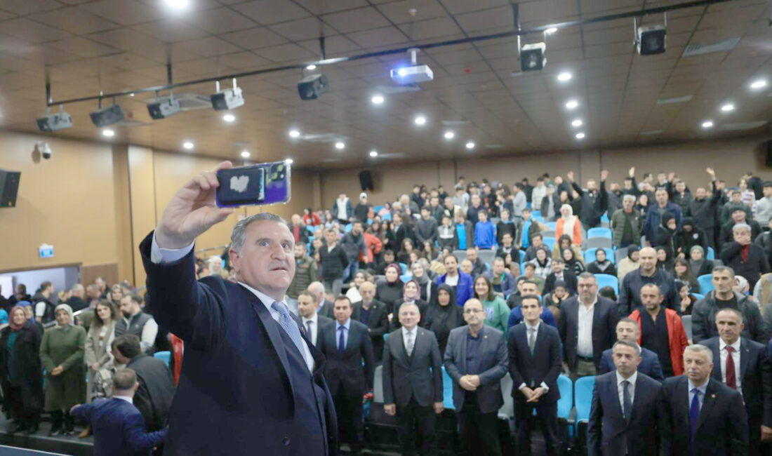 Gençlik ve Spor Bakanı Osman Aşkın Bak, Karadeniz gezisi sırasında